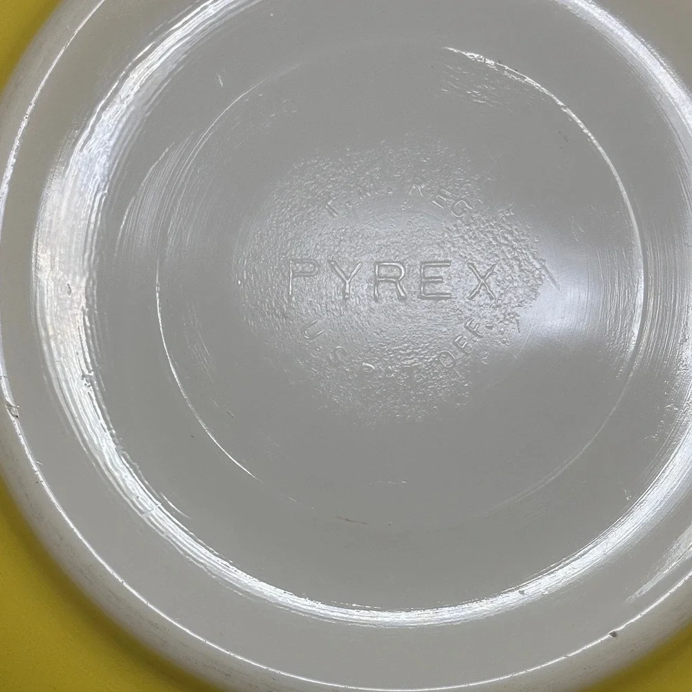 Unnumbered First Edition Vintage Pyrex Yellow Mixing Bowl 4 Qt. Bowl 404